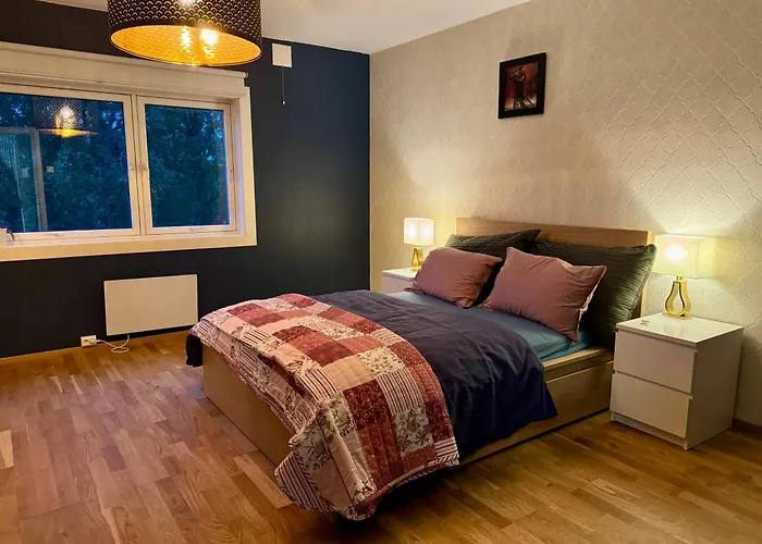 Modern Central 90 Sqm Apartment Free Parking