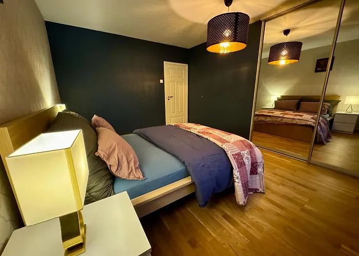 Modern Central 90 Sqm Apartment Free Parking