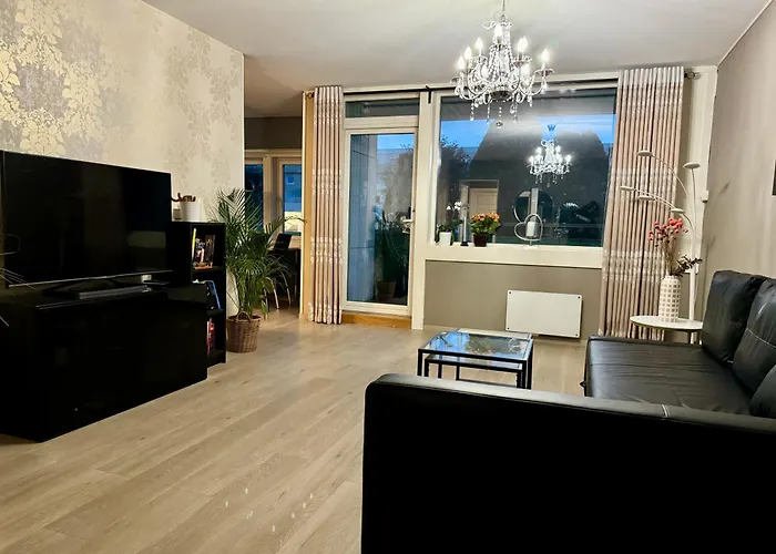 Modern Central 90 Sqm Apartment Free Parking